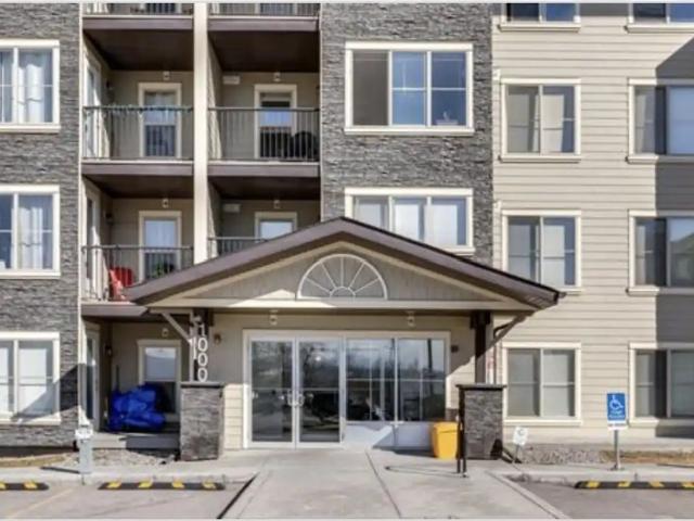 Terrific 2 bedroom, 2 bathroom unit! South facing! Walk anywhere in town!