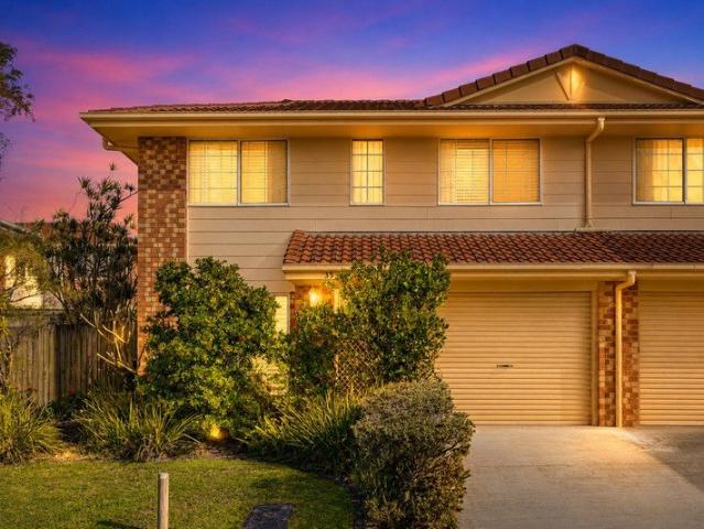 Terrific 2 storey townhouse 3 beds + a remodelled kitchen!