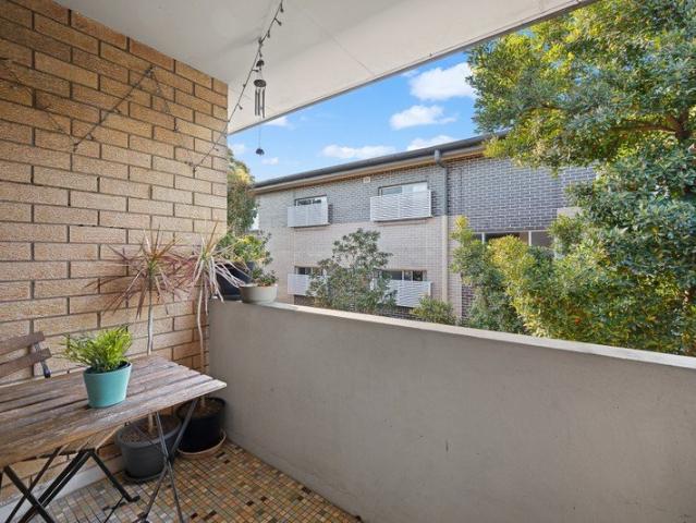 Terrific top floor apartment over a huge 105sqm + L.U.G & storeroom