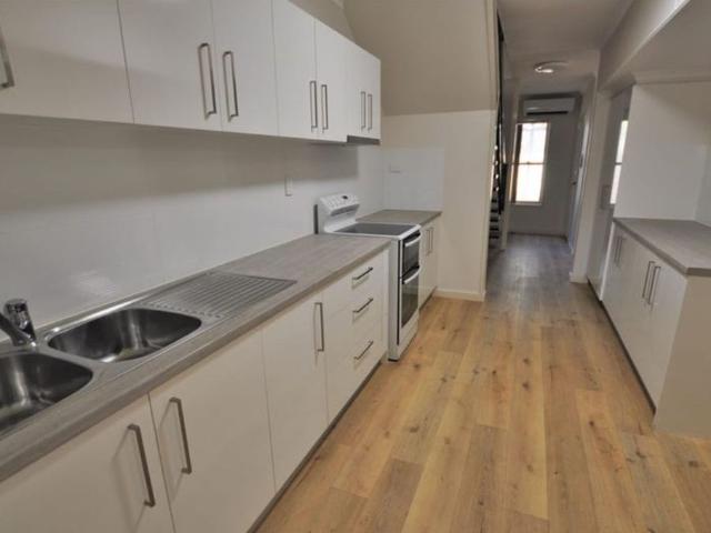 TERRIFIC TOWNHOUSE 4x1 Renovated + Low Maintenance Yard