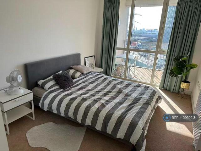Terry Spinks Place, London, E16 1 bed flat to rent £2,170 pcm £501 pw