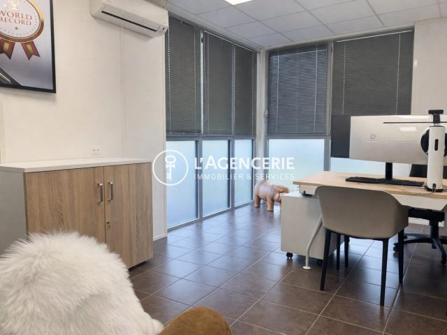 Terssac, Bâtiment de 650 m² mixte bureaux et atelier 650m² Terssac