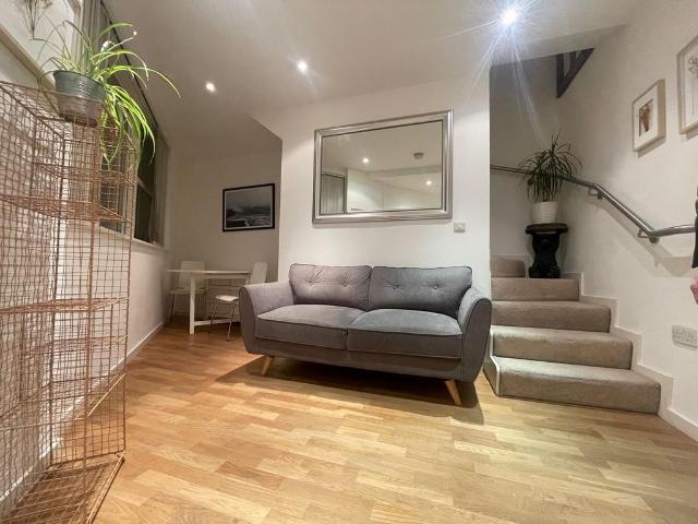 Tesco Express, 43 Holloway Road, London, N7 8JP, United Kingdom | Studio apartment for rent #81239271 | Rentberry