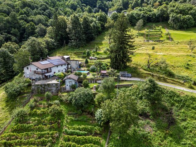 Tessinerhaus mit 20.000 m² Land, Schwimmbad und Rustico