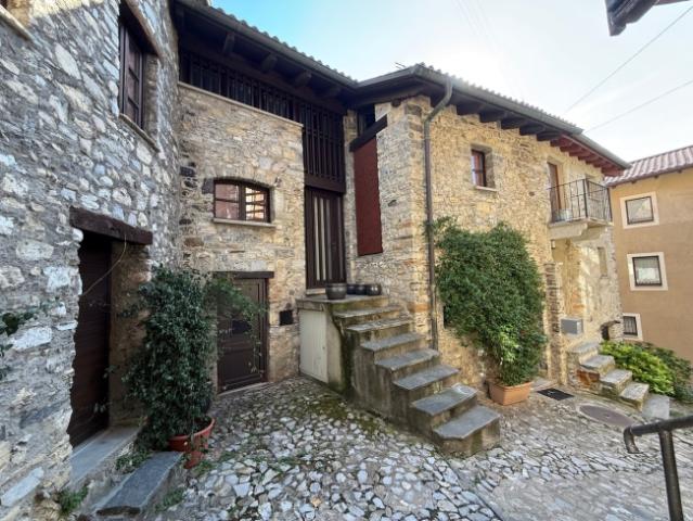 Tessinerhaus im Herzen des Dorfes / Tessiner Haus im Herzen des Dorfes