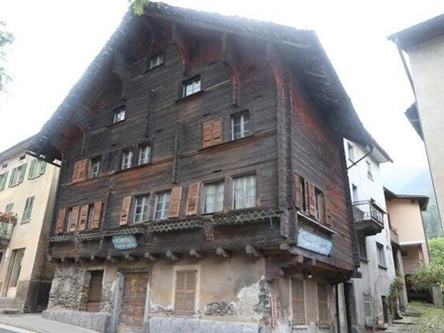 Tessinerhaus mit 3 grossen Wohnungen und Laden / Haus mit drei grossen Wohnungen und Laden