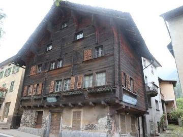 Tessinerhaus mit 3 grossen Wohnungen und Laden / Haus mit drei grossen Wohnungen und Laden
