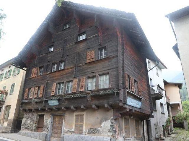 Tessinerhaus mit 3 grossen Wohnungen und Laden / Haus mit drei grossen Wohnungen und Laden
