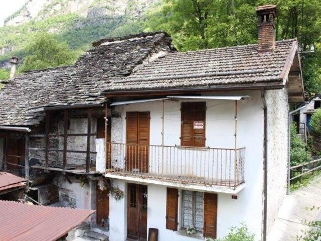 Tessinerhaus mit 6 Zimmern und Umschwung / Tessinerhaus mit 6 Zimmern und Rasen