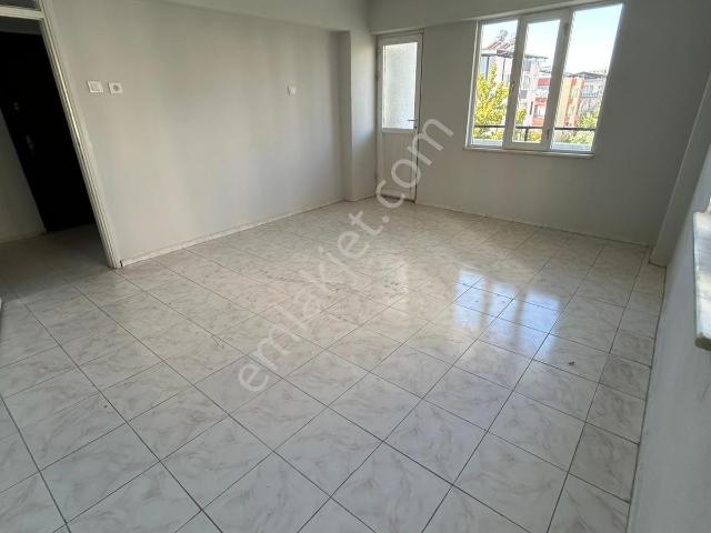 Tetik Emlak’tan Yeni Mahalle’de 3+1 Kiralık Daire