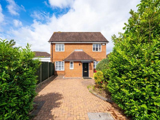 Teviot Close, Stoughton, Guildford GU2, 3 bed detached house to rent, £3,100 pcm | PrimeLocation