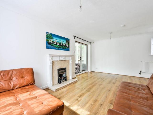 Teviot Close, Stoughton, Guildford, GU2 3 bed detached house to rent £3,200 pcm £738 pw