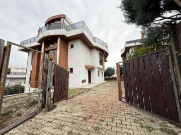 Tezcan Gayrimenkul'den Yalova/termal Akköy'de Deniz Manzaralı Villa
