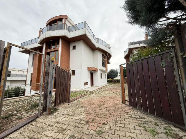 Tezcan Gayrimenkul'den Yalova/termal Akköy'de Deniz Manzaralı Villa