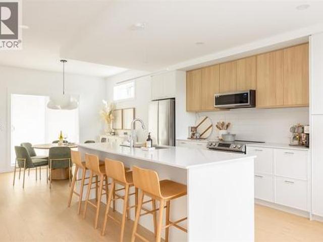 Th6 3450 Whittier Ave, Saanich, BC, V8Z 3R2 house for sale | Listing ID 1051 | Royal LePage
