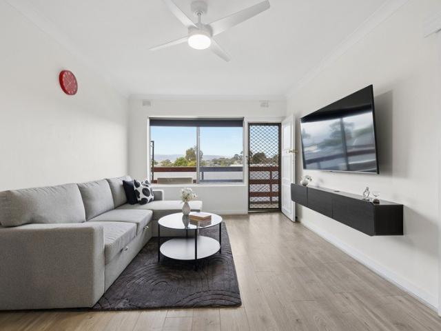 Thoughtfully Renovated Living with Adelaide Hills Views