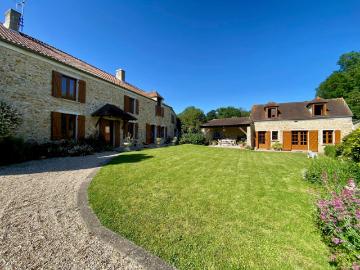 Thoiry Proche. Ancien corps de ferme du 19e siècle de 8 pièc