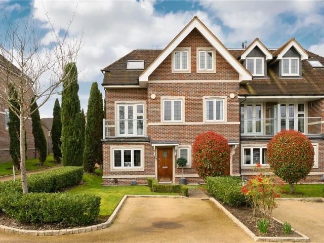 Thomas More Gardens, Esher, Surrey, KT10 3 bed semi detached house to rent £4,950 pcm £1,142 pw