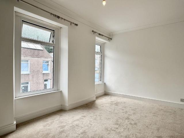 Thomas Street, Neath, SA11 2 bed terraced house to rent £800 pcm £185 pw