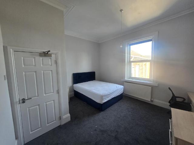 Thompson Road, SUNDERLAND, SR5 1 bed in a house share to rent £675 pcm £156 pw