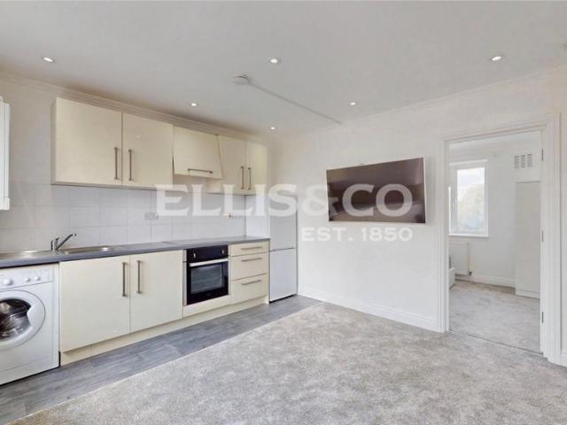 Thorn Close, Northolt, UB5 1 bed apartment to rent £1,375 pcm £317 pw