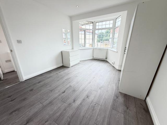 Thorn Close, Northolt UB5, 1 bed flat to rent, £1,375 pcm | PrimeLocation