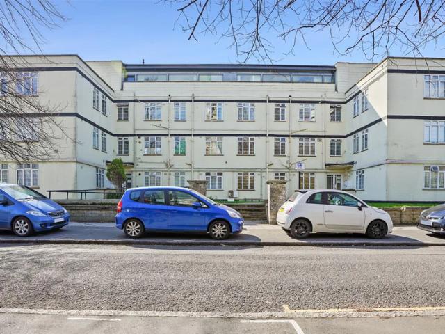 Thornbury Court, Church Road 3 bed flat to rent £1,995 pcm £460 pw