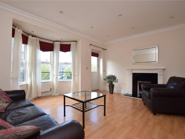 Thornbury Avenue, Far Headingley. 4 bed townhouse to rent £1,650 pcm £381 pw