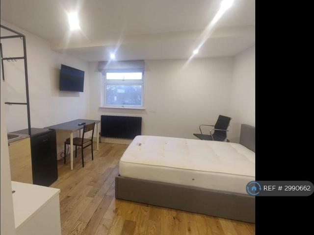 Thornbury, London, NW4 Studio to rent £1,250 pcm £288 pw