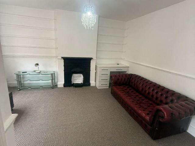 Thornbury Road, Isleworth TW7 3 bed semi detached house to rent £2,400 pcm £554 pw