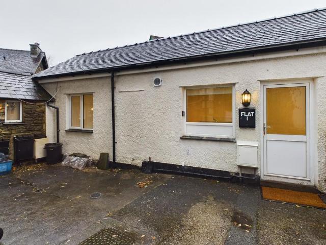 Thornbarrow Road, Windermere. 2 bed ground floor flat to rent £825 pcm £190 pw