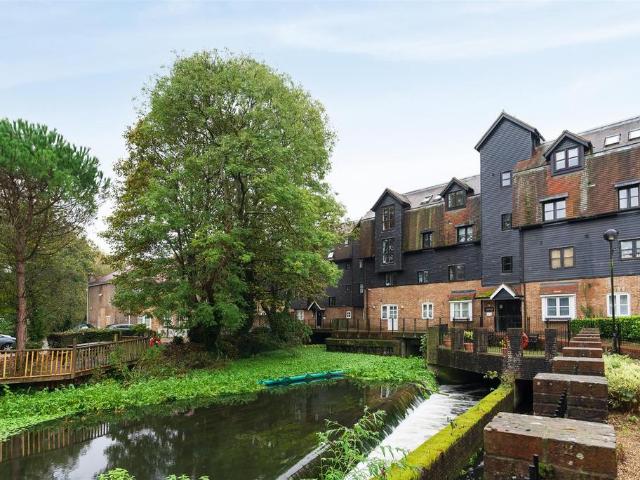 Thorney Mill Road, West Drayton UB7 2 bed apartment to rent £1,700 pcm £392 pw