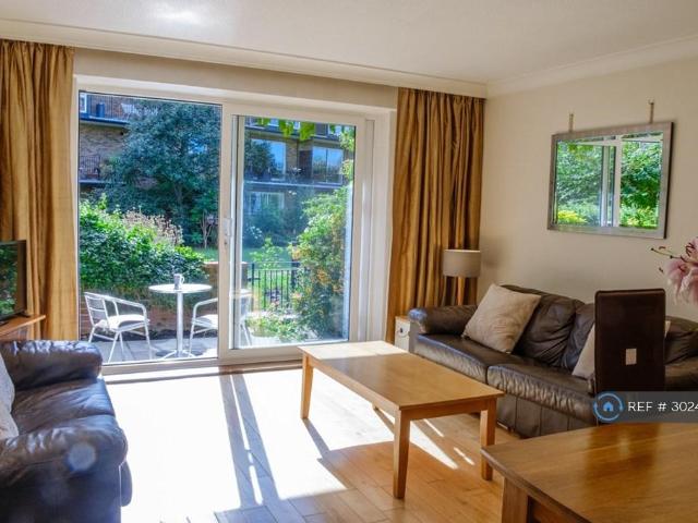 Thorney Crescent, London, SW11 3 bed flat to rent £3,960 pcm £914 pw
