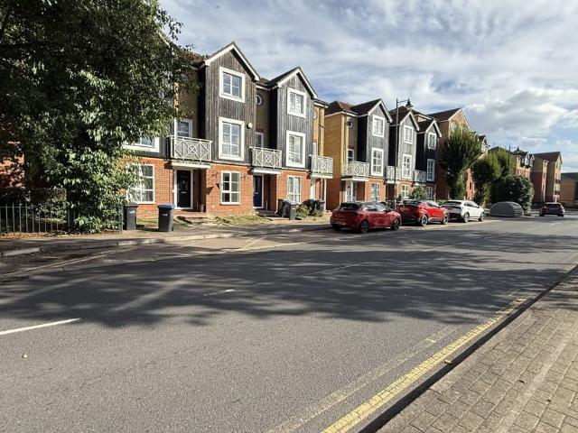 Thorneycroft Drive, Enfield EN3, 4 bed town house to rent, £2,700 pcm | PrimeLocation