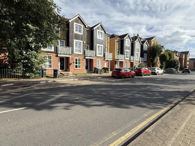 Thorneycroft Drive, Enfield, EN3 4 bed townhouse to rent £2,700 pcm £623 pw