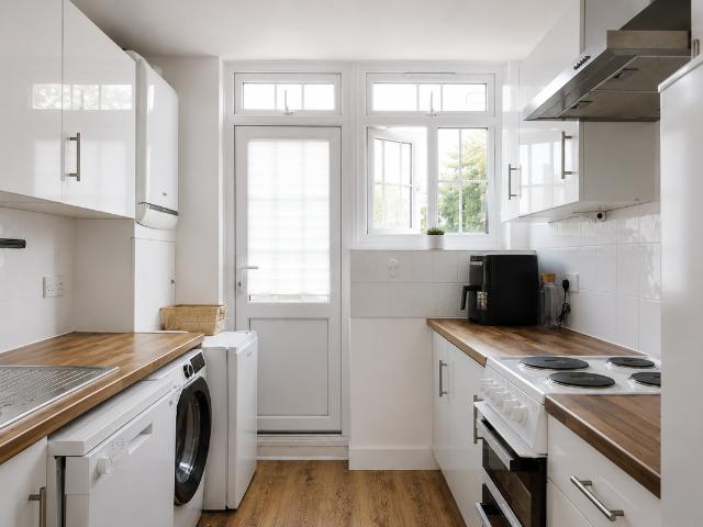 Thornfield Court, Holders Hill Road, London NW7, 2 bed flat to rent, £1,900 pcm | PrimeLocation