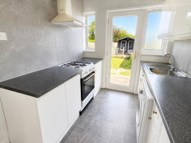 Thornford Gardens, Southend On Sea, SS2 2 bed semi detached bungalow to rent £1,600 pcm £369 pw
