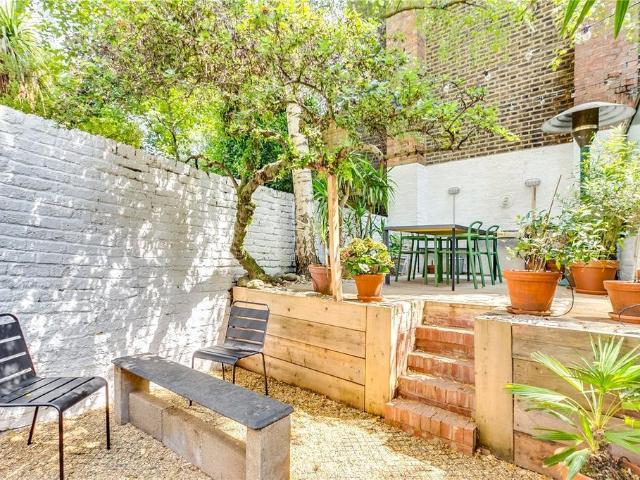 Thornhill Crescent, Barnsbury. 2 bed flat to rent £4,750 pcm £1,096 pw