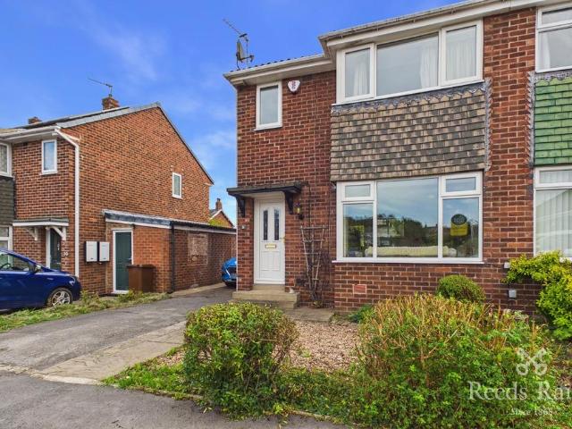 Thornhill Croft, Wakefield WF2 3 bed semi detached house to rent £1,200 pcm £277 pw