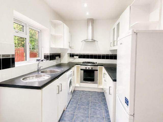 Thornton Heath CR7 2 bed flat to rent £1,750 pcm £404 pw