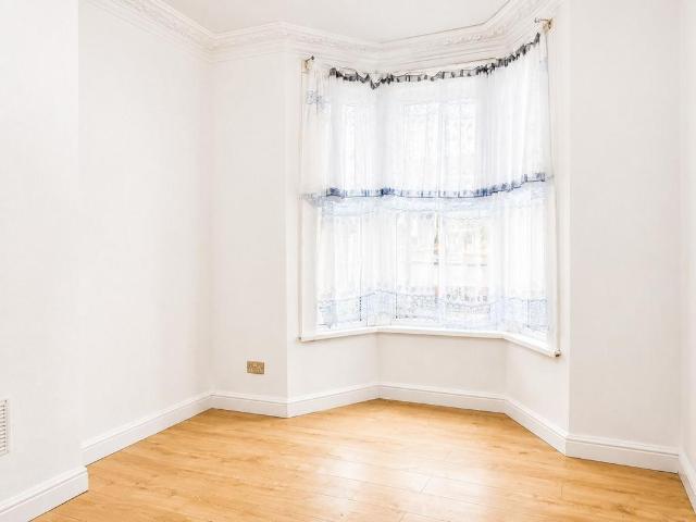 Thornton Heath CR7 2 bed flat to rent £1,750 pcm £404 pw