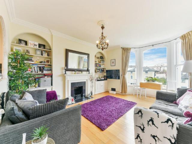 Thornton Hill, London SW19 2 bed apartment to rent £2,500 pcm £577 pw