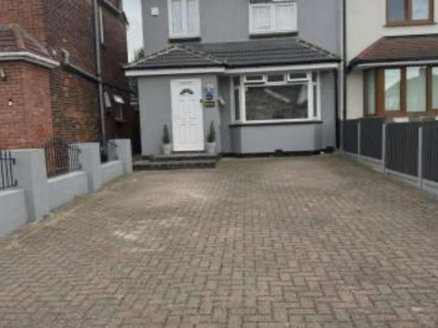 Thorntons Farm Avenue, Romford. 4 bed semi detached house to rent £3,000 pcm £692 pw