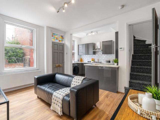 Thornville Mount, Leeds LS6 2 bed house to rent £1,638 pcm £378 pw