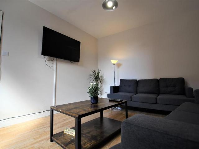 Thornville Terrace, Hyde Park, Leeds. 4 bed terraced house to rent £2,409 pcm £556 pw