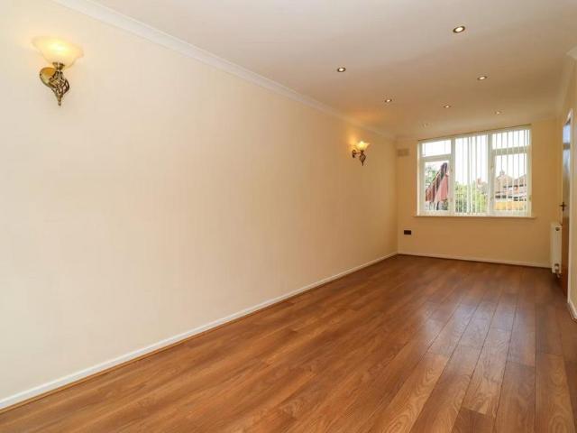 Thorpe Drive, Wigston, LE18 3 bed semi detached house to rent £875 pcm £202 pw