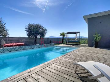Thorrenc Villa contemporaine de plain pied, 4 chambres, piscine chauffée Un véritable havre de paix