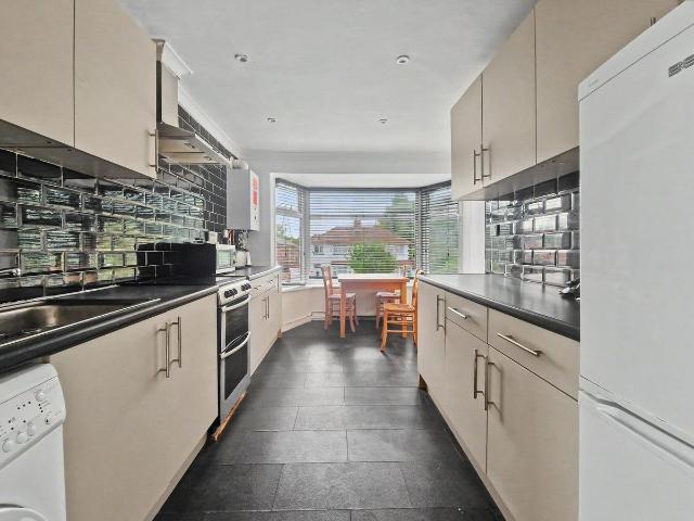 Thatch Leach Lane, Whitefield M45, 2 bed flat to rent, £895 pcm | PrimeLocation