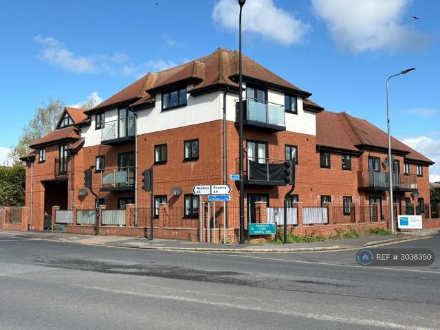 Thatcham Court, Thatcham, RG18 2 bed flat to rent £1,295 pcm £299 pw