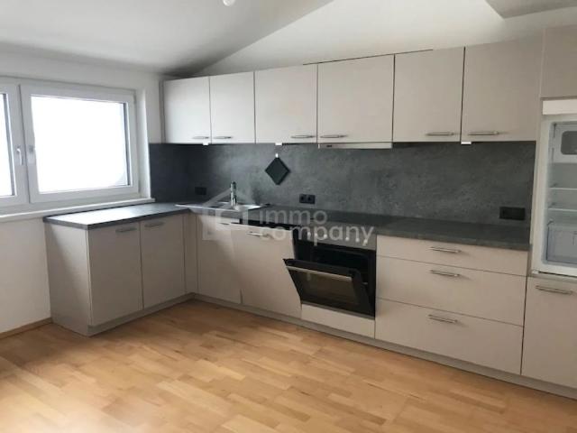Thaur lichtgeflutete 3 Zimmer Dachgeschoßwohnung mit Garage und überdachtem Stellplatz